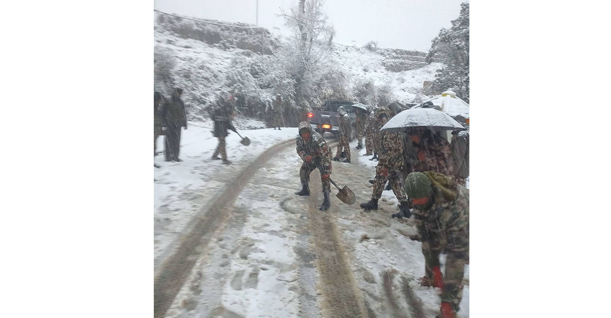 बैतडीमा हिउँ हटाउँदै सेना। तस्बिर: रासस